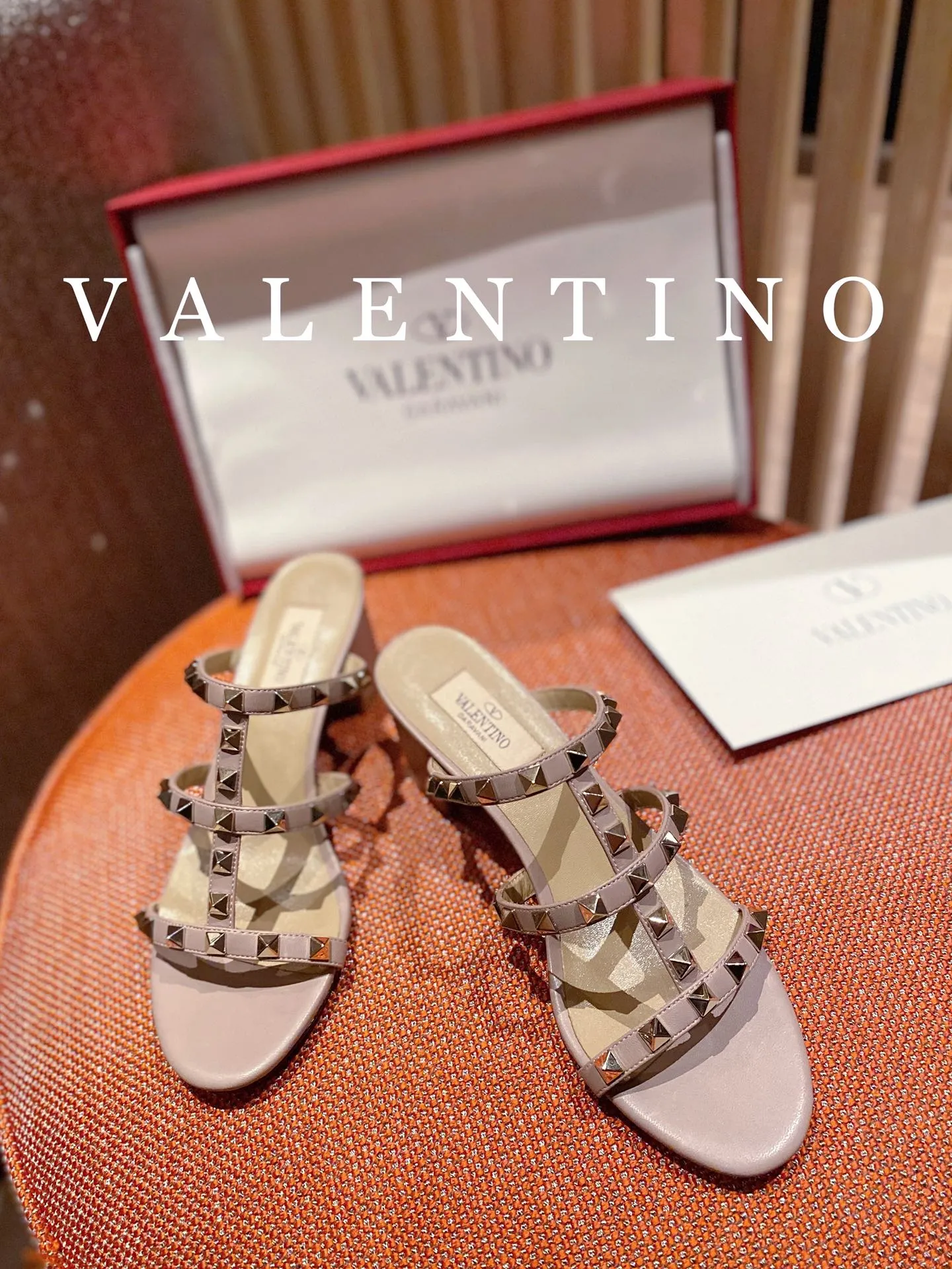 👟👟Ex-factory price 440🌈🌈 Women's shoes, women's clothing, high-end quality 𝑉𝐴𝐿𝐸𝑁𝑇𝐼𝑁𝑂 Valentino ♡ͥ | Level🔍 The classic King flip flops are also so beautiful. The textured hardware brings out a full sense of luxury. After putting it on my feet, I was shocked that my feet looked slimmer! The new season lives up to expectations! Worth buying ★Imported cowhide is absolutely high-grade ❥Original method is absolutely sensual ❥Elegant style creates a different feeling🙈 Simple temperament style!  ♡ show bdetails ———————————— ⊿▸: Size｜35-40 (customized at 40.41.42) ⊿▸: Material｜Imported cowhide ⊿▸: Material | Padded sheepskin ⊿▸: Material | Italian🇮🇹 genuine leather outsole ⊿▸: Heel height｜6cm
